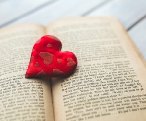 photo-red-heart-old-opened-book-400x332